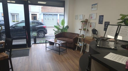 Intérieur moderne du salon chez Laureen & Steve B. - Artisans Beauté, Wisches, Grand Est, FR.