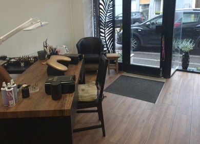 Studio de manucure chic chez Laureen & Steve B. - Artisans Beauté, Wisches, Grand Est, FR, élégant et moderne.
