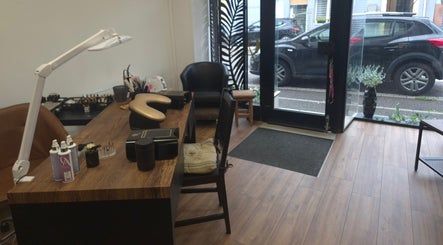 Studio de manucure chic chez Laureen & Steve B. - Artisans Beauté, Wisches, Grand Est, FR, élégant et moderne.