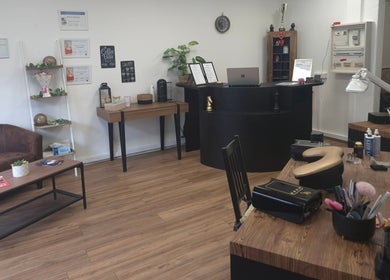 Intérieur élégant de Laureen & Steve B. - Artisans Beauté, Wisches, Grand Est, FR, avec salon et comptoir.