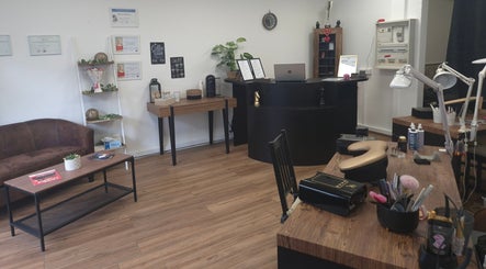 Intérieur élégant de Laureen & Steve B. - Artisans Beauté, Wisches, Grand Est, FR, avec salon et comptoir.