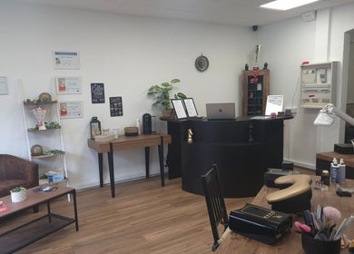 Intérieur de Laureen & Steve B. - Artisans Beauté à Wisches, Grand Est, FR. Décor chaleureux et professionnel.