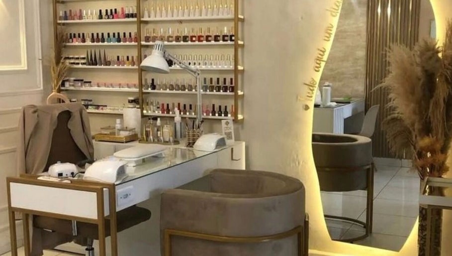 Маникюрный стол в Beauty space, Тбилиси, Тбилиси, GE с лаками и современным декором.
