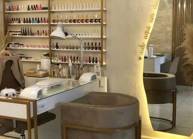 Маникюрный стол в Beauty space, Тбилиси, Тбилиси, GE с лаками и современным декором.