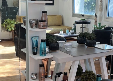 Espacio elegante con productos en Zoe Cebal, Acassuso Manzone 877 2 A, Provincia De Buenos Aires, AR.