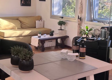 Sala luminosa en Zoe Cebal, Manzone 877 2 A, con plantas y decoración acogedora en Provincia de Buenos Aires, AR.