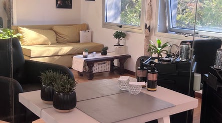 Sala luminosa en Zoe Cebal, Manzone 877 2 A, con plantas y decoración acogedora en Provincia de Buenos Aires, AR.