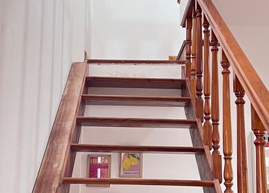 Escalera de madera en Zoe Cebal, Acassuso Manzone 877 2 A, Provincia De Buenos Aires, AR, llevando al bienestar.