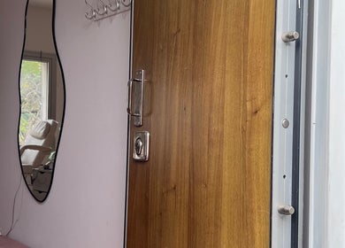 Puerta y espejo en Zoe Cebal, Acassuso Manzone 877 2 A, Provincia De Buenos Aires, AR.