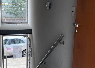 Escaleras de entrada a Zoe Cebal en Acassuso Manzone 877 2 A, Provincia De Buenos Aires, AR.