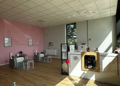 Wnętrze Studio Figura Łomża z różową ścianą i nowoczesnymi meblami w Łomża, Województwo Podlaskie, PL.