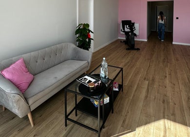 Przytulny salon Studio Figura Łomża z sofą i stołem, Łomża, Województwo Podlaskie, PL.