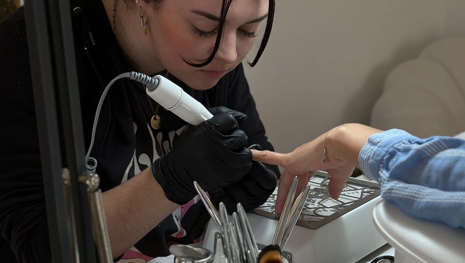 Un technicien effectue un soin des ongles à Méli'beauty, Talizat, Auvergne-rhône-alpes, FR.