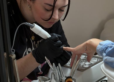 Un technicien effectue un soin des ongles à Méli'beauty, Talizat, Auvergne-rhône-alpes, FR.
