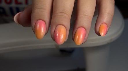 Manucure dégradé orange et rose à Méli'beauty, Talizat, Auvergne-rhône-alpes, FR.