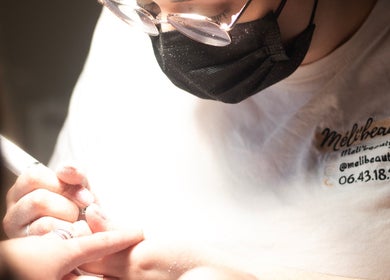 Technicien en manucure chez Méli'beauty à Talizat, Auvergne-rhône-alpes, FR, appliquant des soins professionnels.