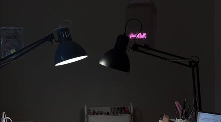Lampes de travail éclairant le coin beauté de Méli'beauty à Talizat, Auvergne-rhône-alpes, FR.