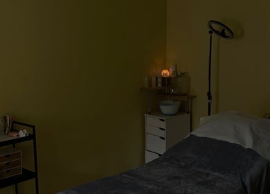 Salle de soins relaxante chez Méli'beauty à Talizat, Auvergne-rhône-alpes, FR avec lumière douce.