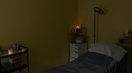 Salle de soins relaxante chez Méli'beauty à Talizat, Auvergne-rhône-alpes, FR avec lumière douce.