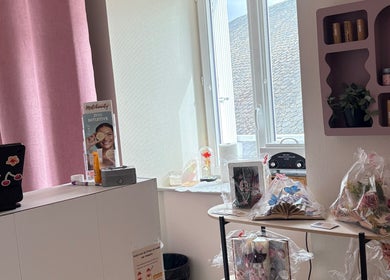 Intérieur de Méli'beauty avec décoration florale à Talizat, Auvergne-rhône-alpes, FR, créant une ambiance sereine.