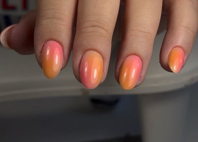 Ongles dégradés corail à Méli'beauty, Talizat, Auvergne-rhône-alpes, FR. Manucure élégante et moderne.