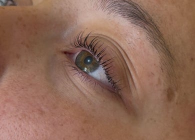 Soin des cils chez Méli'beauty, Talizat, Auvergne-rhône-alpes, FR, révélant des cils parfaitement définis.