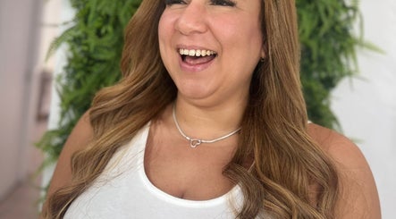 Cliente satisfeita em Helen Rodrigues extensões capilares, Rio De Mouro, Lisboa, PT, exibindo um sorriso radiante.