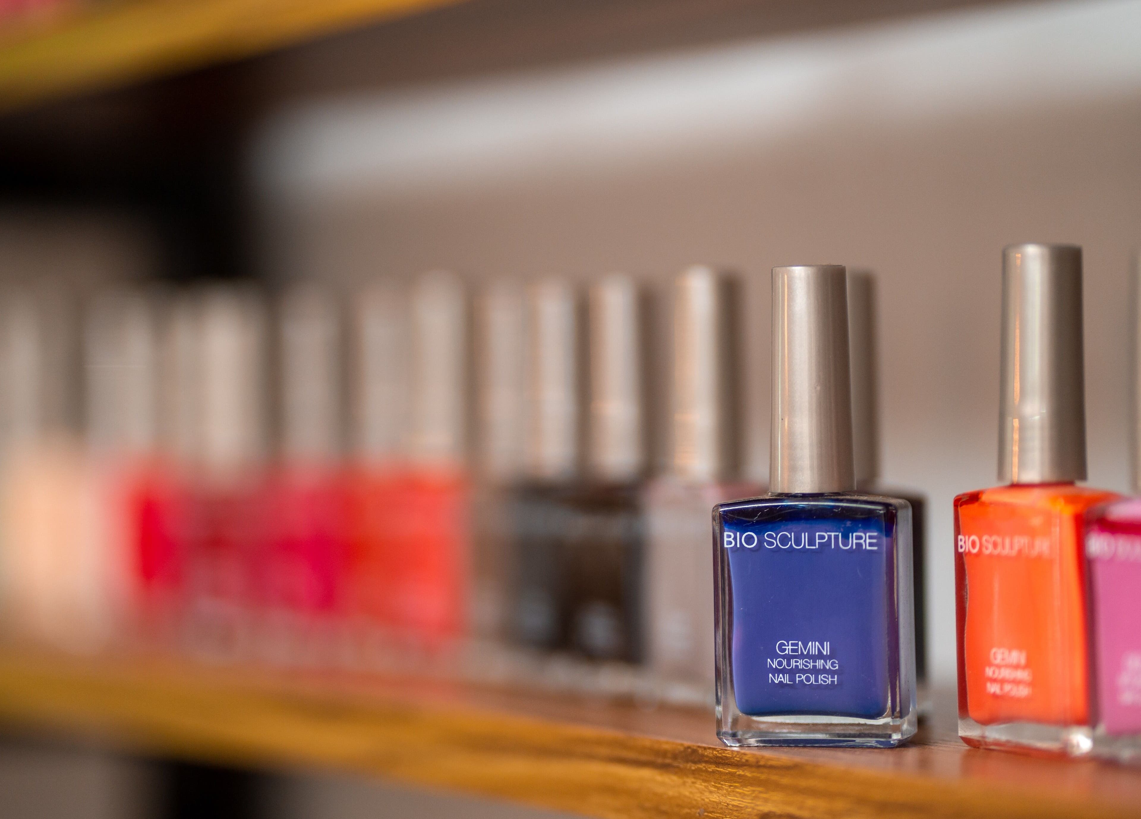 Vernis colorés exposés à Longlensoi Ébène, EBENE, Moka District, MU, pour une beauté élégante.