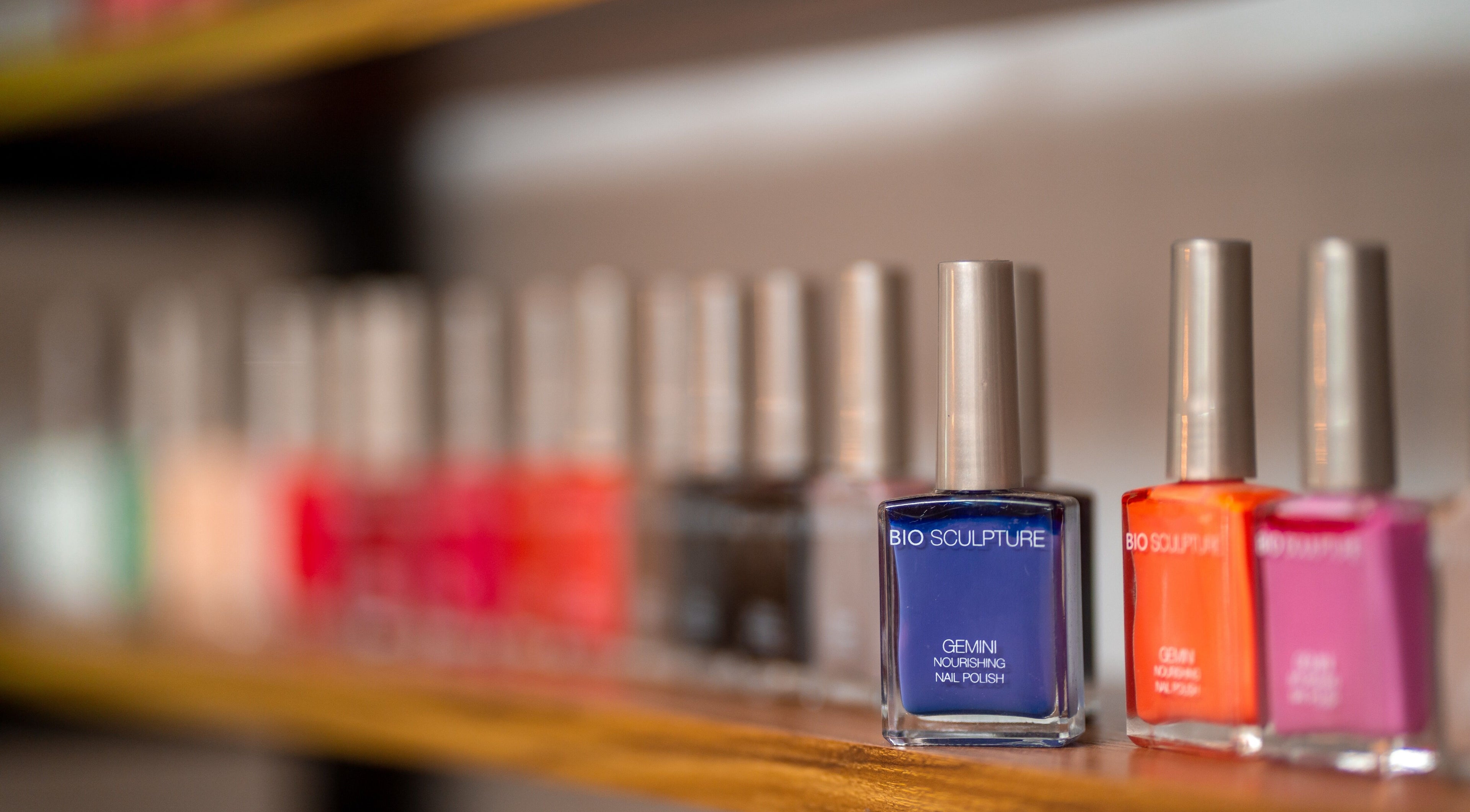 Vernis colorés exposés à Longlensoi Ébène, EBENE, Moka District, MU, pour une beauté élégante.