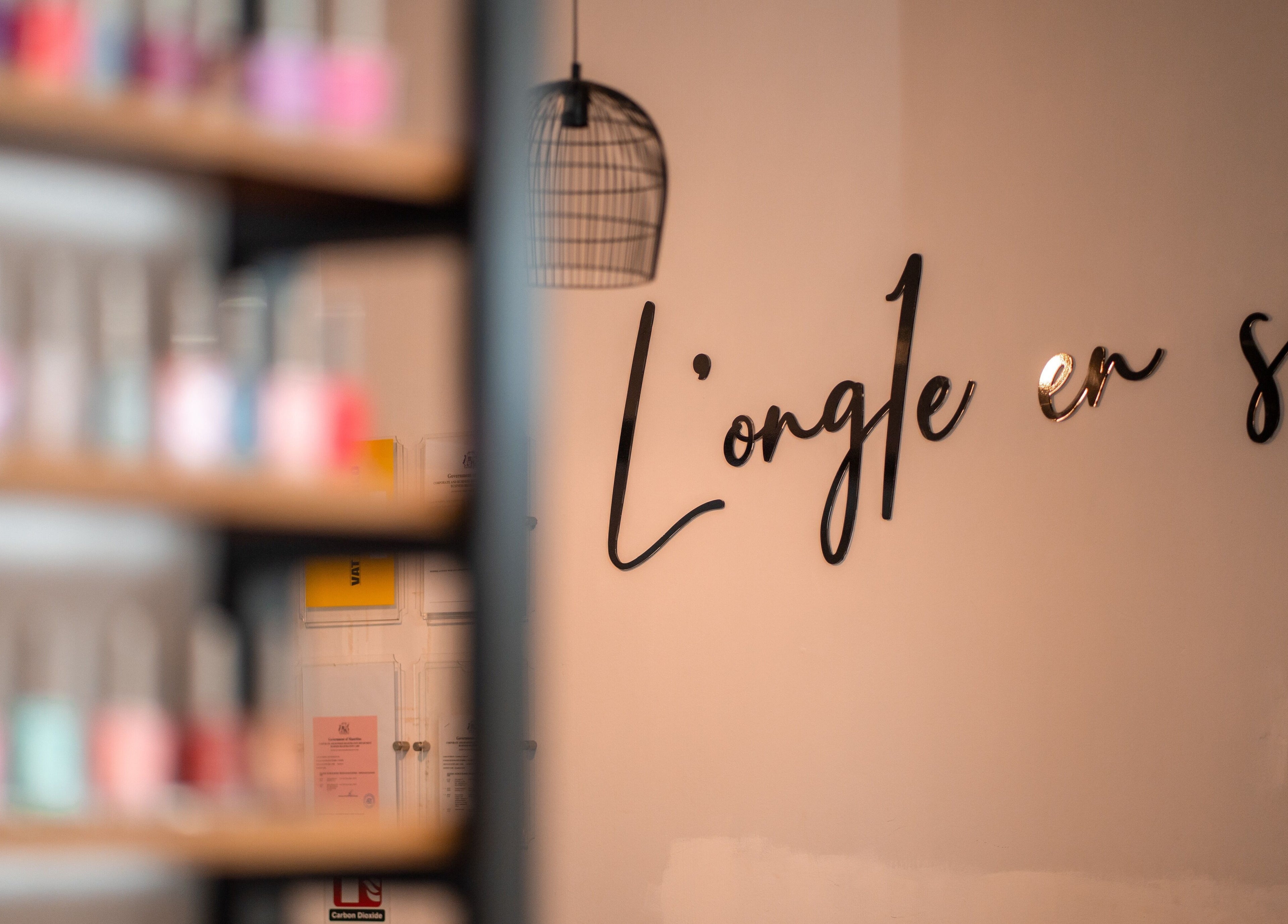 Intérieur élégant de Longlensoi Ébène à EBENE, Moka District, MU, avec mur décoratif moderne.