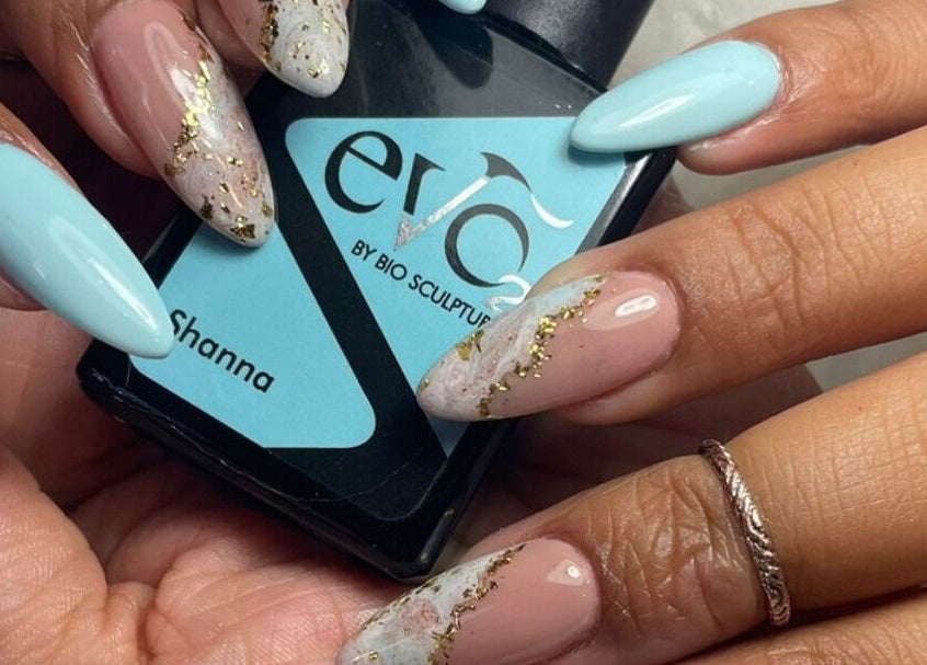 Nail art élégant à Longlensoi Ébène, EBENE, Moka District, MU. Vernis bleu et paillettes dorées.