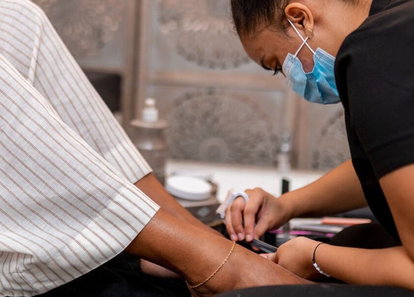 Soin des pieds à Longlensoi Ébène, EBENE, Moka District, MU. Expérience apaisante et professionnelle.