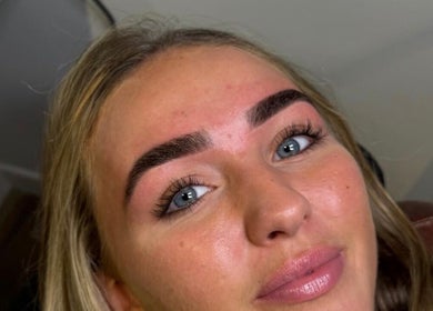 Expertly shaped eyebrows at Mabci, Glasgow, Scotland, GB, showcasing professional beauty services.