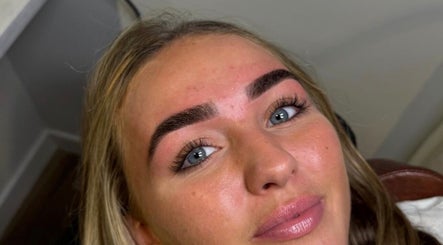 Expertly shaped eyebrows at Mabci, Glasgow, Scotland, GB, showcasing professional beauty services.