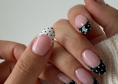 Decoración de uñas con puntos en LuNails Muros, Muros, ES, mostrando diseño moderno y sofisticado.