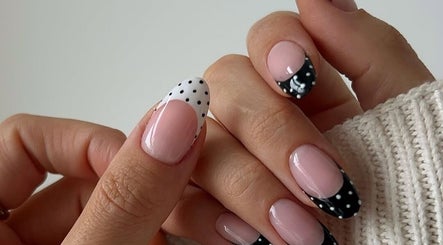 Decoración de uñas con puntos en LuNails Muros, Muros, ES, mostrando diseño moderno y sofisticado.