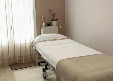 Table de massage apaisante à Lunea Beauté, Sucy-en-brie, Île-de-france, FR, illuminée par la lumière naturelle.
