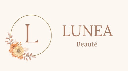 Logo élégant de Lunea Beauté situé à Sucy-en-brie, Île-de-france, FR avec des fleurs délicates.