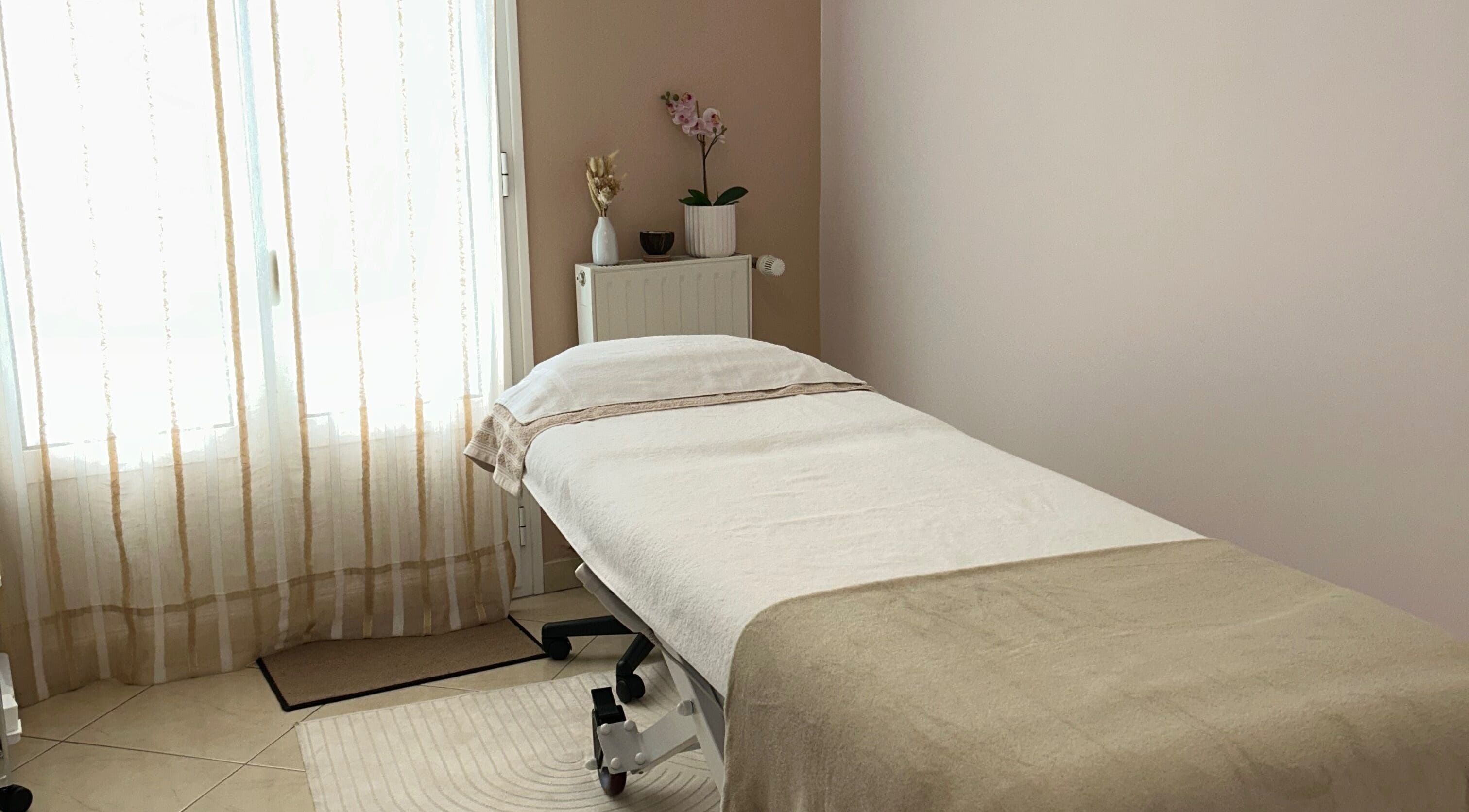 Salle de soins paisible à Lunea Beauté, Sucy-en-brie, Île-de-france, FR avec lit de massage blanc.