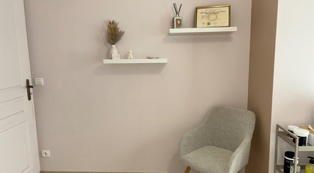 Coin cosy chez Lunea Beauté, Sucy-en-brie, Île-de-france, FR, avec chaise grise et étagères murales élégantes.