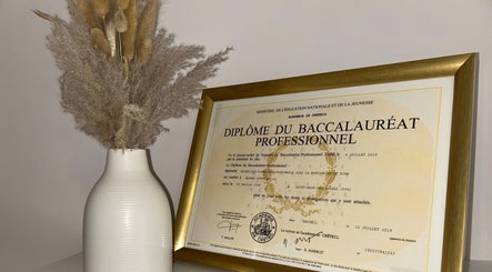 Diplôme encadré avec vase décoratif à Lunea Beauté, Sucy-en-brie, Île-de-france, FR.