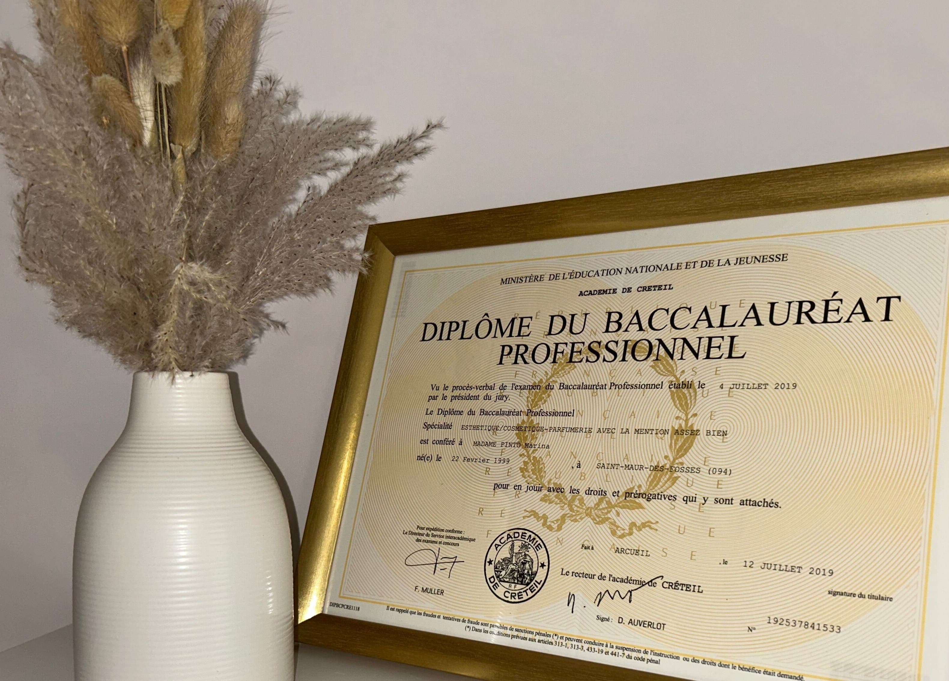 Diplôme encadré chez Lunea Beauté, Sucy-en-brie, Île-de-france, FR, symbolisant l'excellence en beauté.