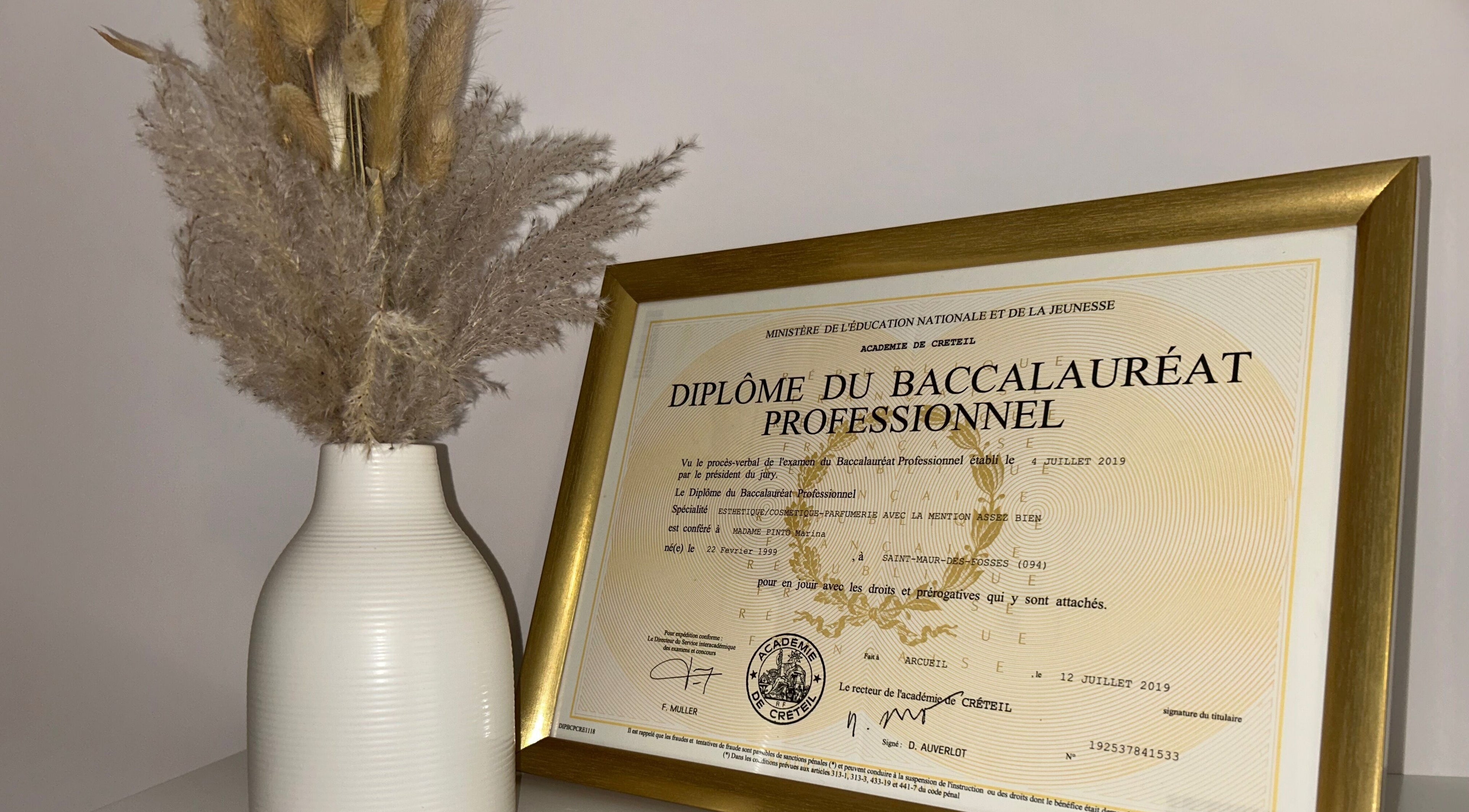 Diplôme encadré chez Lunea Beauté, Sucy-en-brie, Île-de-france, FR, symbolisant l'excellence en beauté.