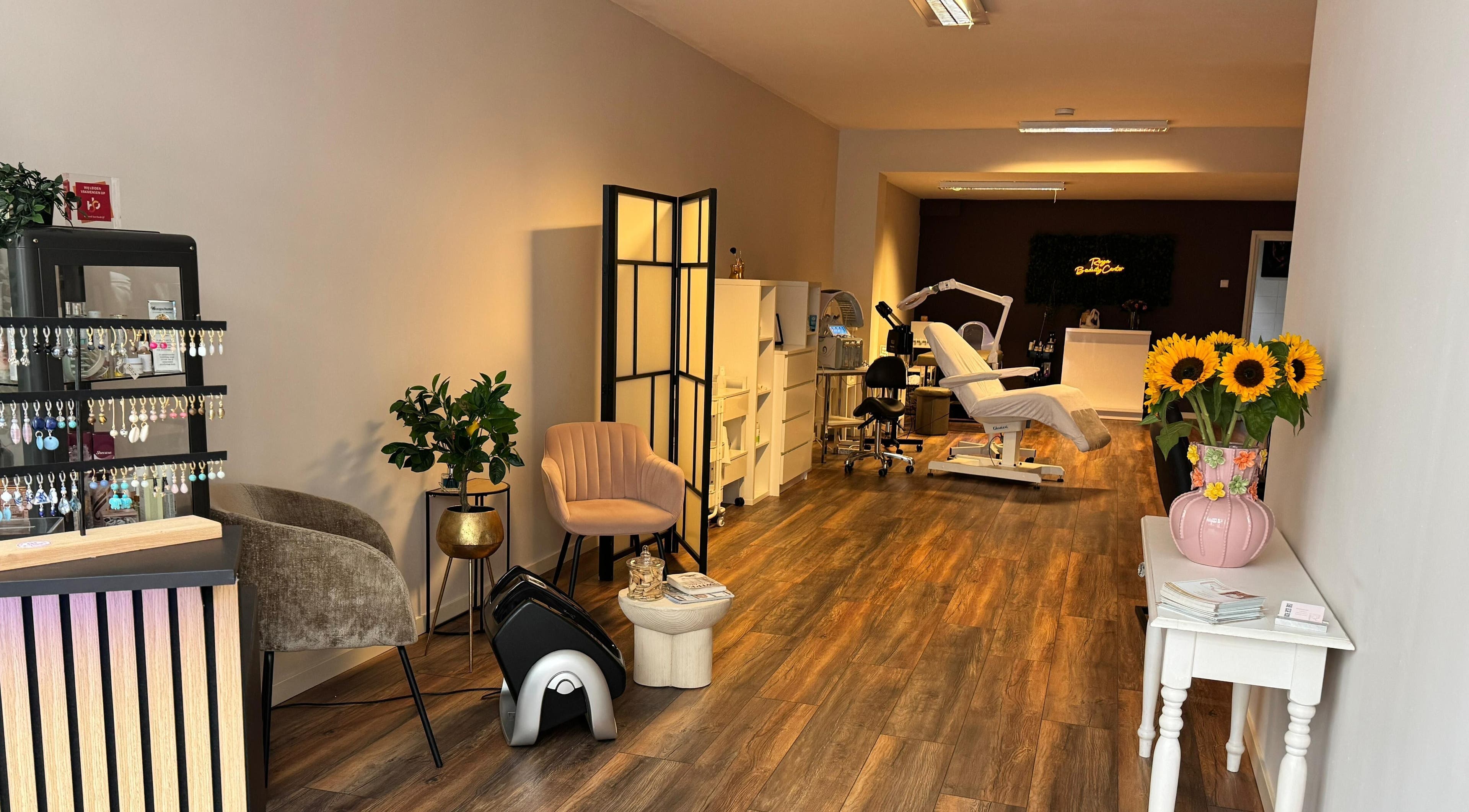 Interieur van Roya Beautycenter, Woerden, Utrecht, NL: stijlvol, modern met zonnebloemen en behandelstoel.