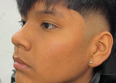 Corte de cabello moderno en J Alex Bueno, Peñalolén, Región Metropolitana, CL.