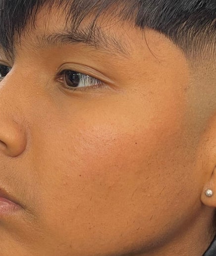 Corte de cabello moderno en J Alex Bueno, Peñalolén, Región Metropolitana, CL.