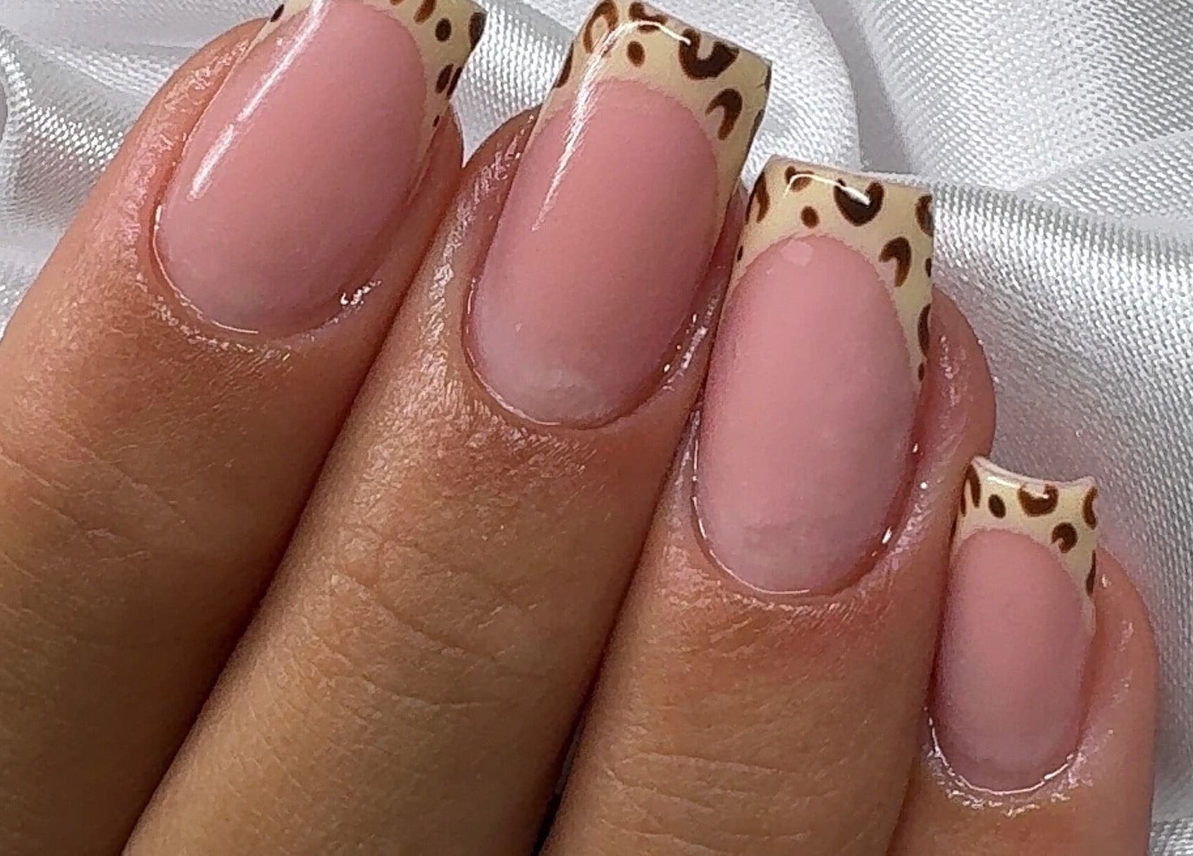 Unhas com design moderno e elegante no Studio Amorim, Namur, Région Wallonne, BE.