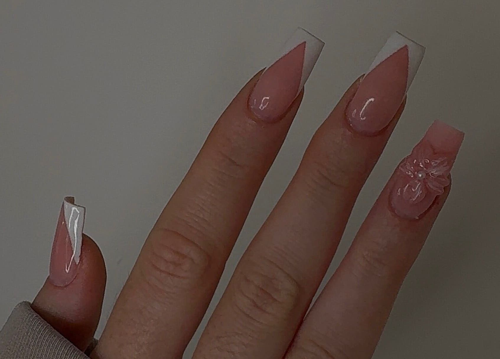 Unhas decoradas em gel com design moderno no Studio Amorim, Namur, Région Wallonne, BE.