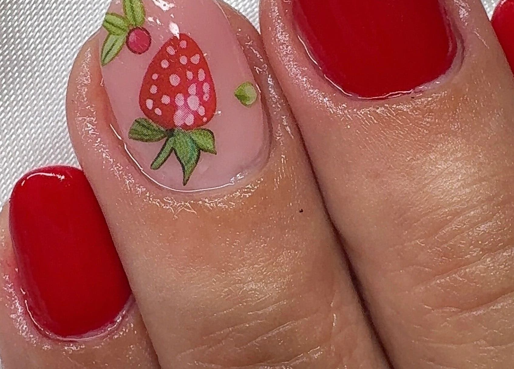 Detalhe de nail art com morango em Studio Amorim, Namur, Région Wallonne, BE.