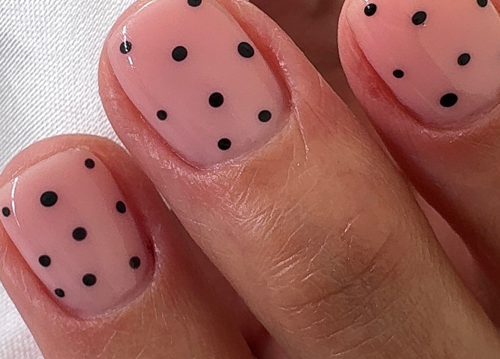 Nail art pontilhada em rosa no Studio Amorim, Namur, Région Wallonne, BE.